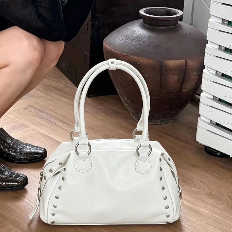 Handtasche im Punk-Metal-Stil mit Nieten, weiche PU-Umhängetasche im Y2K-Stil für Mädchen, einfarbige, modische Umhängetasche für Damen, ideal für die Arbeit und den täglichen Gebrauch. – Detail 5