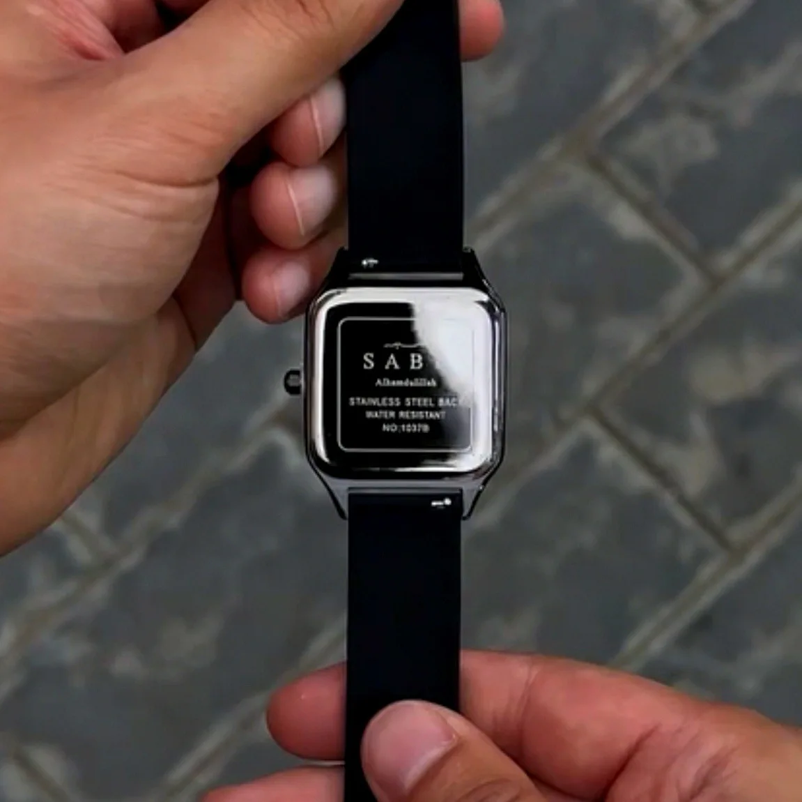 2025年 メンズ高級スクエアクォーツ腕時計 ステンレススチール ラバーバンド ローマ数字カレンダー付き腕時計 イギリスブランド腕時計