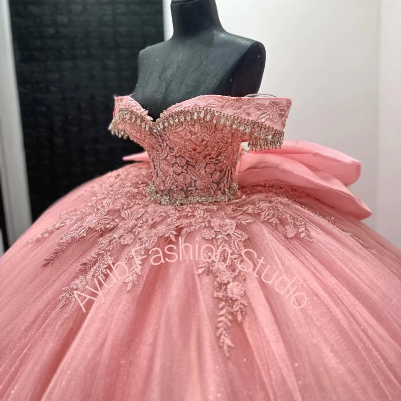 فساتين Quinceanera الوردية اللامعة قبالة الكتف زين الديكور كريستال القوس المتدرج تول مشد حفلة عيد ميلاد الحلو 16 فستان #3