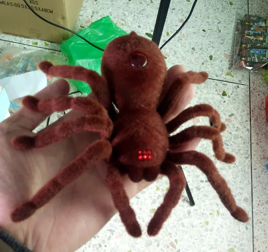 [Funny] Prank trick toy Infrared remote control flash spider animal toy Electronic pets RC simulation luminous tarantula model