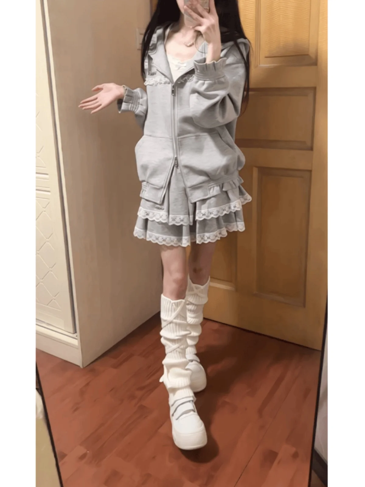 طقم ملابس نسائي مكون من هودي رمادي كوري مزين بكشكشة وتنورة كيك عالية الخصر مزينة بالدانتيل، تصميم فريد وجميل، مناسب لأوائل ال...