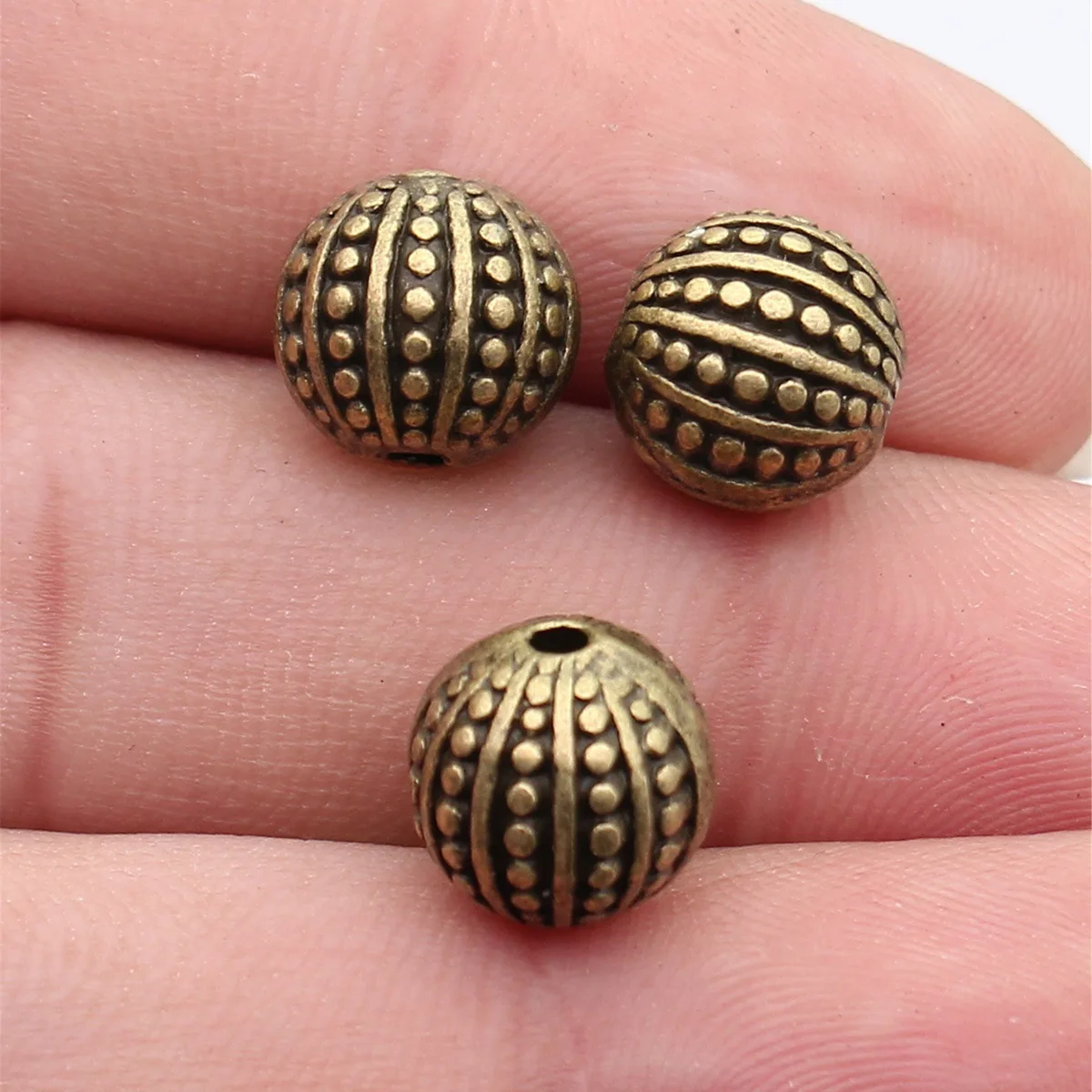 5 Stück 10 x 10 x 10 mm, 2 Farben, geprägte, strukturierte kugelförmige Perlen mit kleinen Löchern, Schmuckzubehör