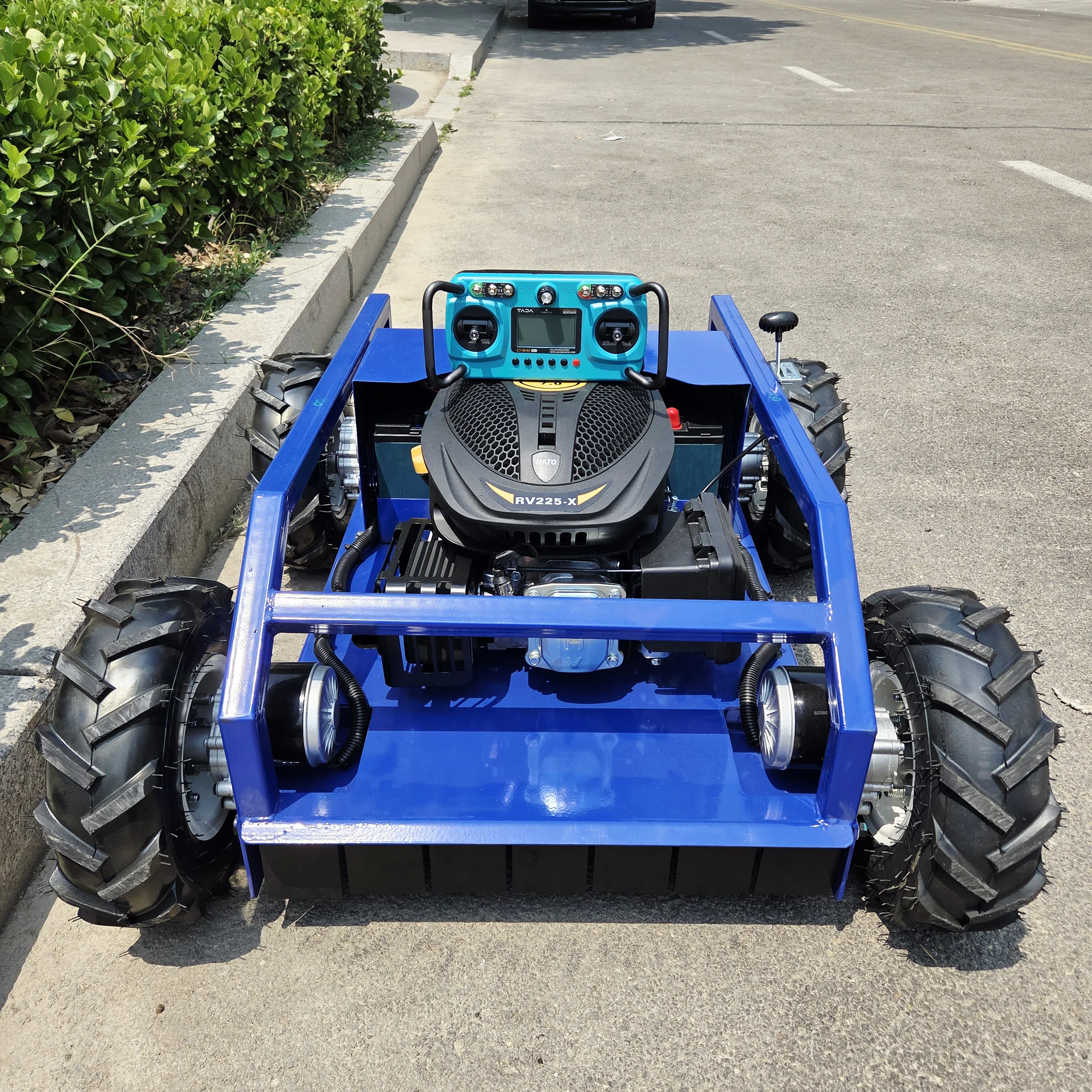 Home-use fully automatic remote-controlled lawn mower: automatic climbing, safe to use on slopes, and efficient in weeding