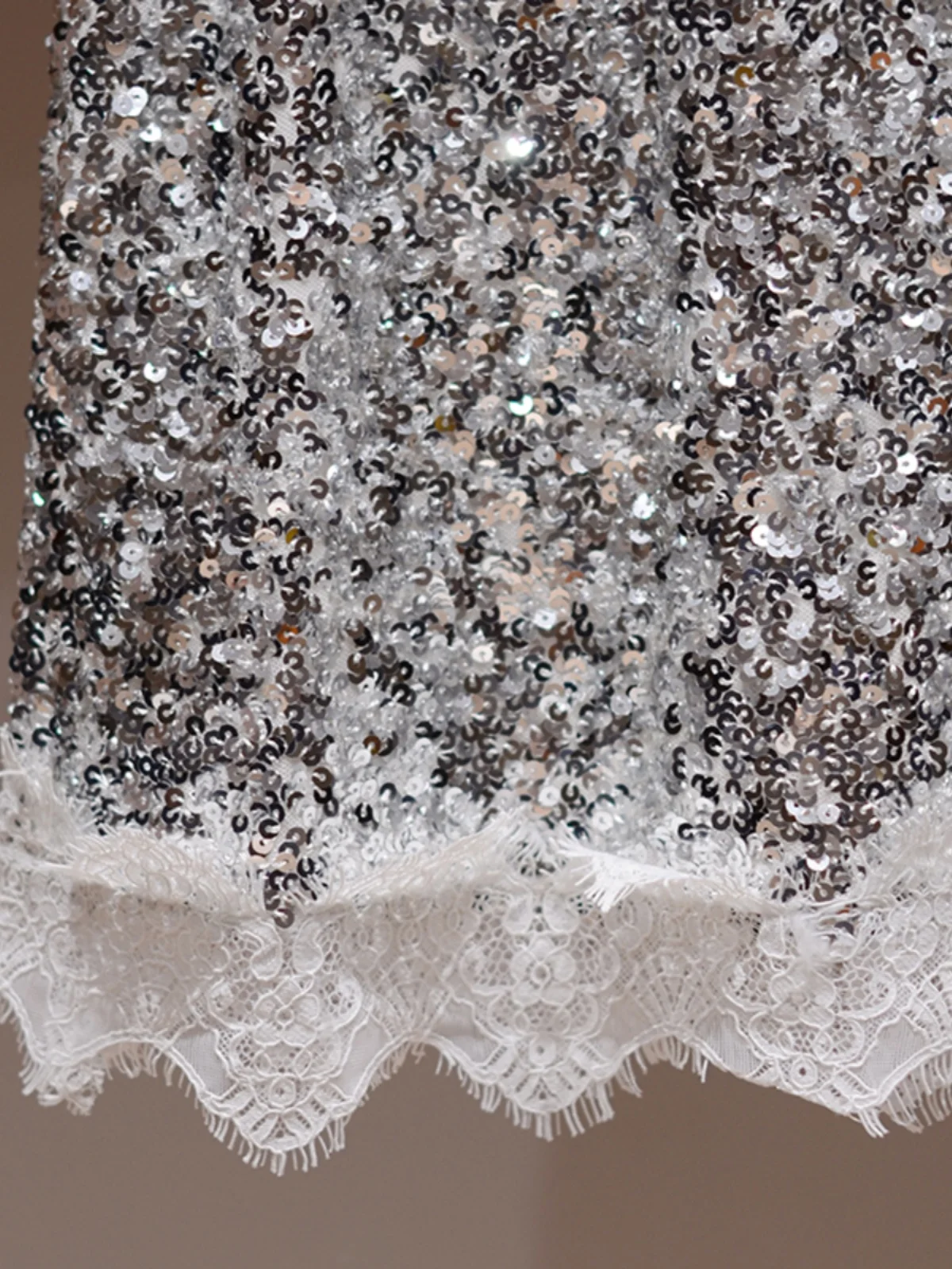 Schlankmachender Rock mit hoher Taille und Pailletten-Spitzen-Design. Ele Ladylike Commute Sle A-Linien-Rock von Xian für den Herbst 2025