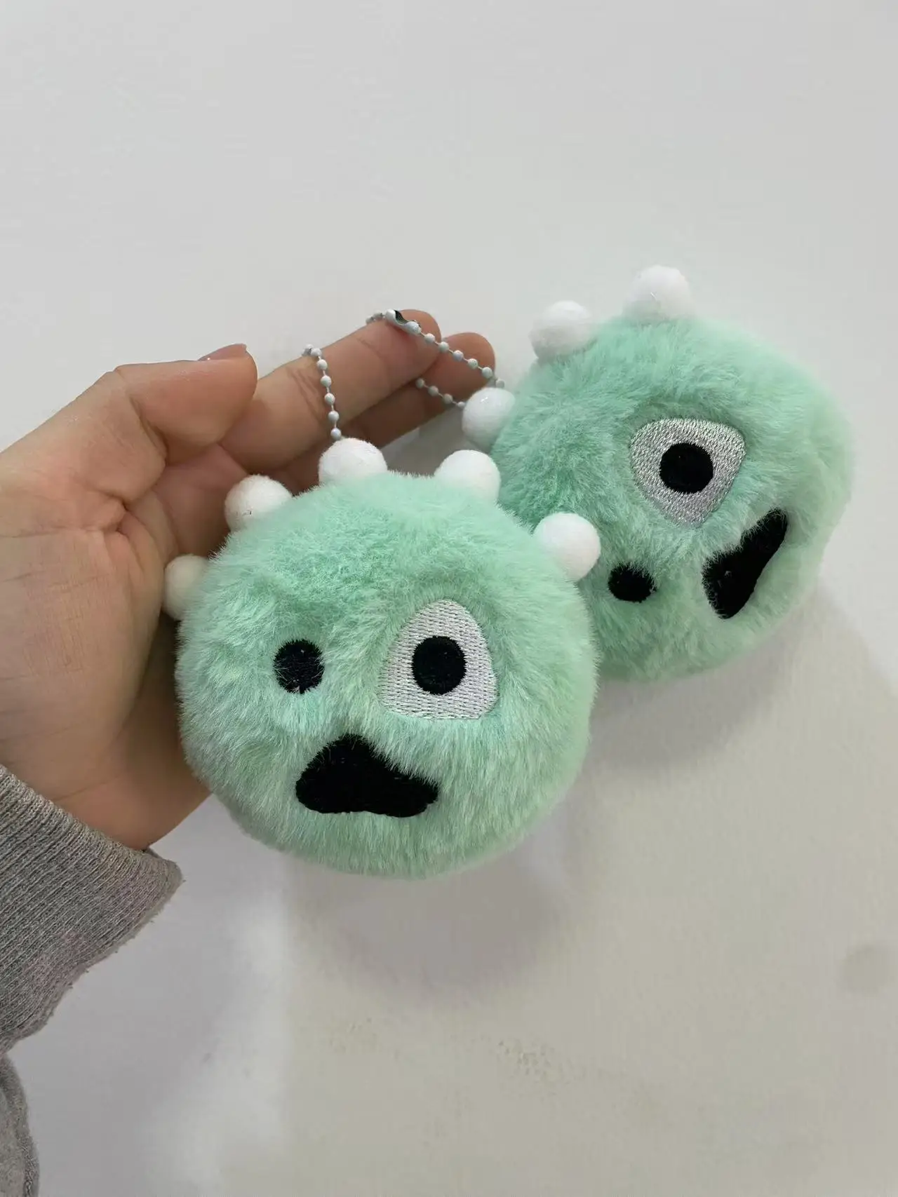 قلادة كرة كورتيسبال القطيفة مع نفس كائن قطيفة وقبيح ولطيف حولها، سلسلة معلقة، هدية حقيبة المروحة، مارتن كونو جوشون