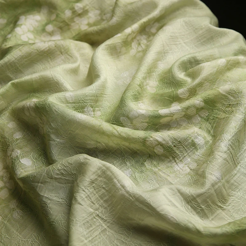 

Летняя полупрозрачная жаккардовая ткань для шитья платья Hanfu-полиэфирная акриловая ткань шириной 150 см, белая цветочная ткань на зеленой ткани Y285