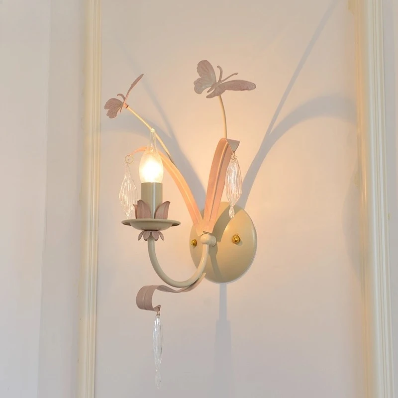 مصباح جداري على شكل فراشة لغرفة النوم، مصباح جداري مبتكر لغرفة البنات باللون الوردي من الحديد المطاوع، مصباح جداري على شكل شمعة لغرفة المعيشة الفرنسية