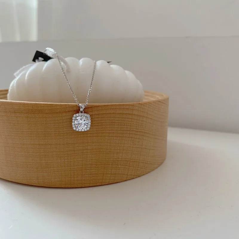 Luxury Exquisite Stainless Steel Square Full Zircon Pendant Necklace for Woman Korean Shiny Collarbone Chain Jewelry Accessories