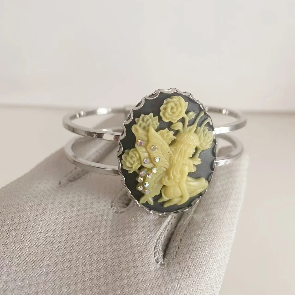 

MITTO FASHION JEWELRIES AND HIGH-END ACCESSORIES BRASS CUFF OVAL RHINESTONES DOTTED FAIRY CAMEO WOMEN DRESS BANGLE