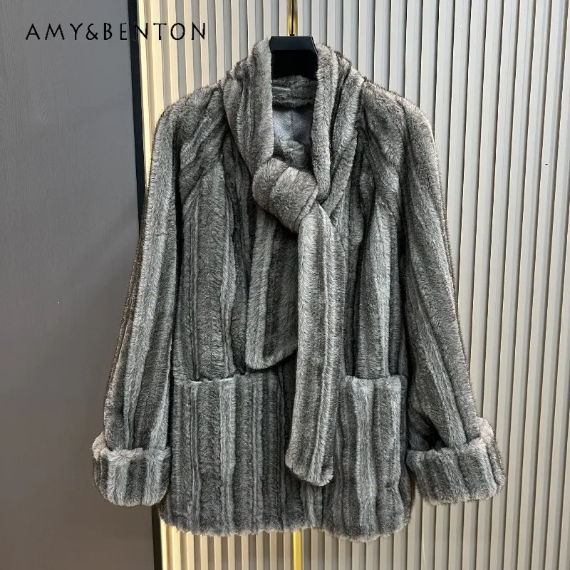 เสื้อโค้ทขนเฟอร์เทียมแบบมีผ้าพันคอในตัวสำหรับผู้หญิง สไตล์วินเทจ ขนฟูหนานุ่ม อุ่นสบาย ความยาวปานกลาง สำหรับฤดูใบไม้ร่วงและฤดูหนาว