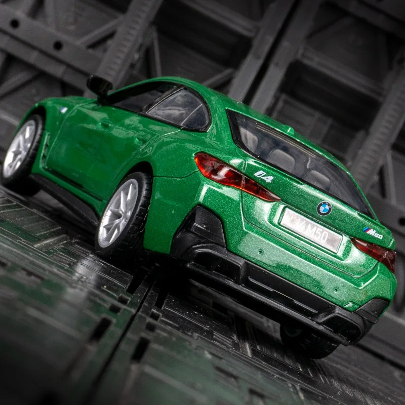 1:34 BMW i4 M50 nova liga de energia modelo de carro ornamentos coleção crianças carro pull-back 2 portas podem ser abertas acabamento fino