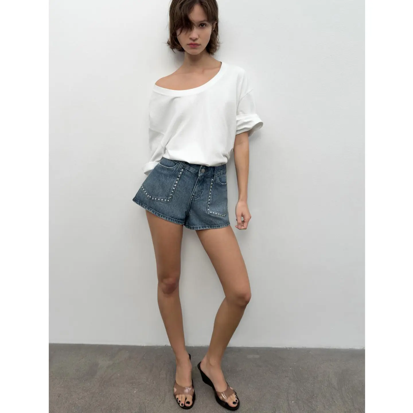 Spring New Women's Jeans Short Pants Metal Button Zipper Middle Waist Cool Sweet Rivet Decorated Denim Shorts Standard Fit