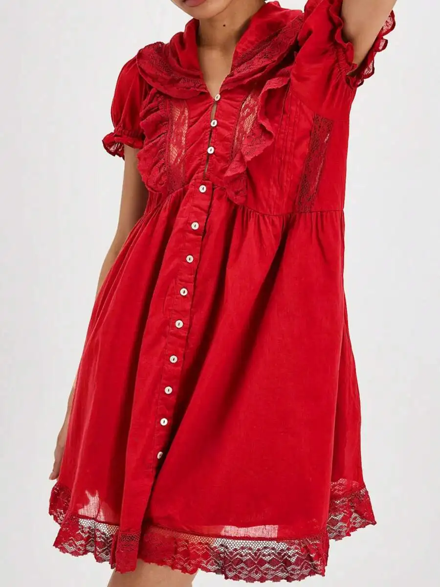 

Красное кружевное мини-платье с рюшами, пуговицами спереди и расклешенными рукавами