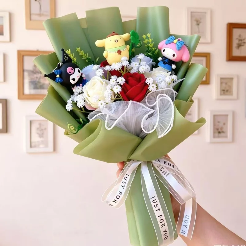 Hello Kitty Kuromi mit künstlichen Blumen, handgemachter romantischer Blumenstrauß, Geschenke für Mutter, Geburtstag, Valentinstag, Weihnachten, Abschlussfeier – Detail 4