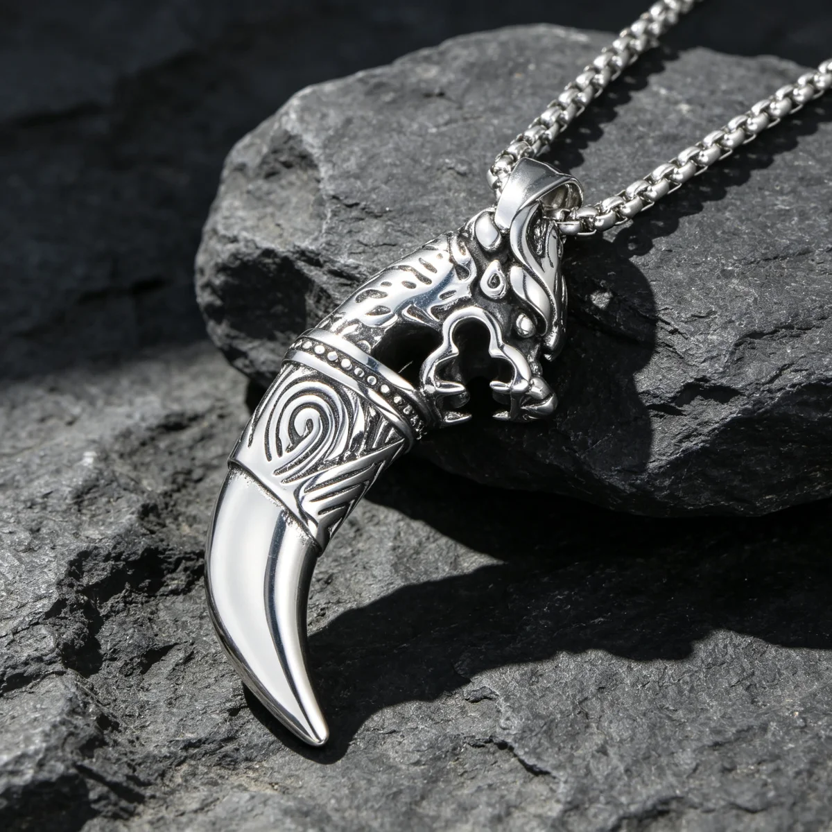 1PCS European and American retro distressed animal wolf tooth men's necklace pendant, personalized punk accessory