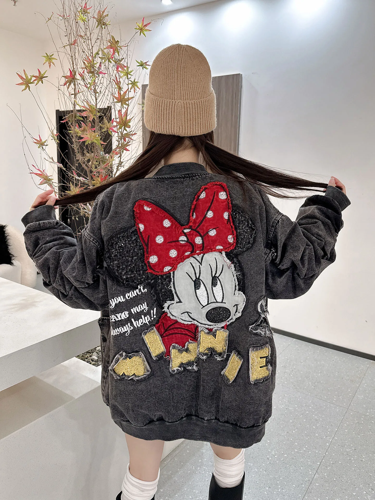 เสื้อแจ็คเก็ตยีนส์การ์ตูนแฟชั่นสำหรับผู้หญิง สไตล์อเมริกันลำลอง ปักเลื่อมหนัก ผ้าฝ้าย ทรงเบสบอล หรือ แจ็คเก็ตตัวนอก