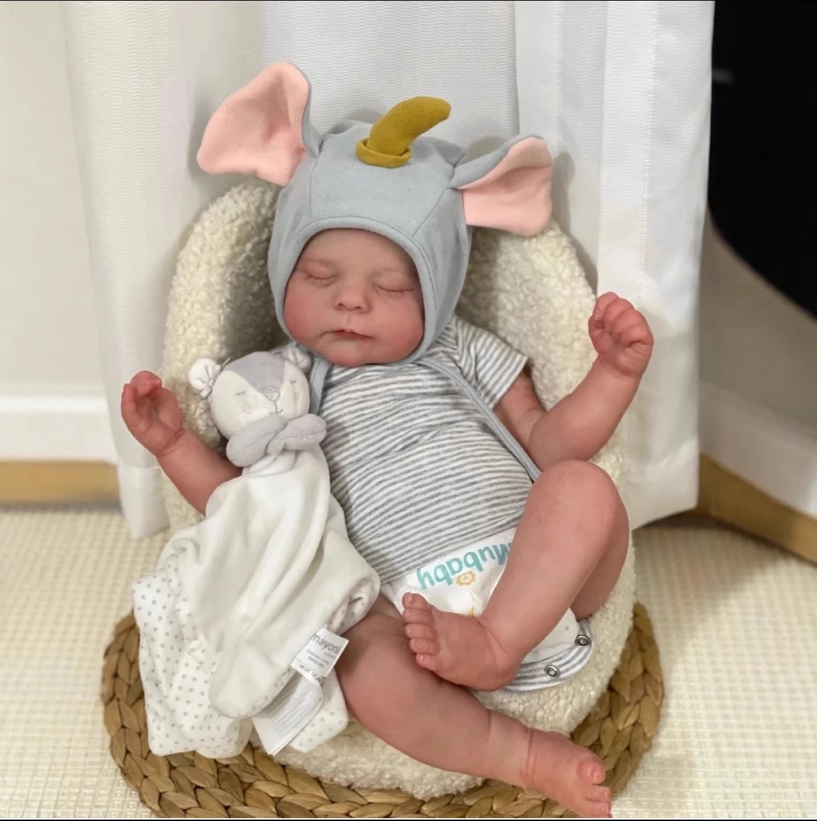 Bambola Reborn Baby Boy 'Erica' da 48 cm - Neonato che dorme realistico con pelle realistica 3D e vene visibili |   Fatto a mano e di alta qualità