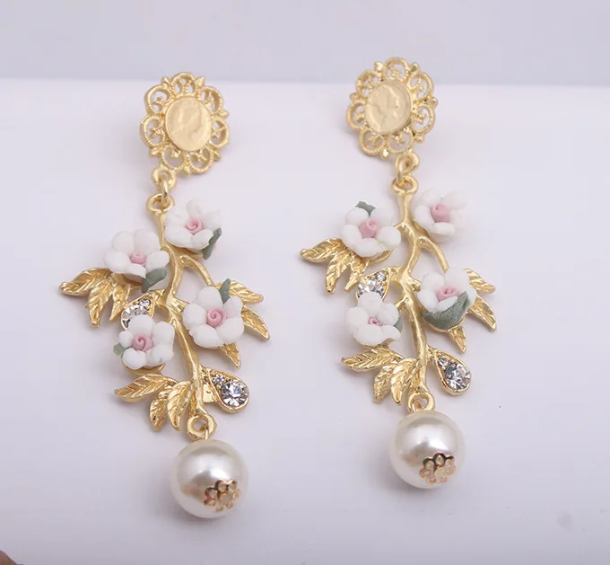 European and American big-name catwalk models, long pendant earrings in branch shape, coin avatar, light gold flower women's jew