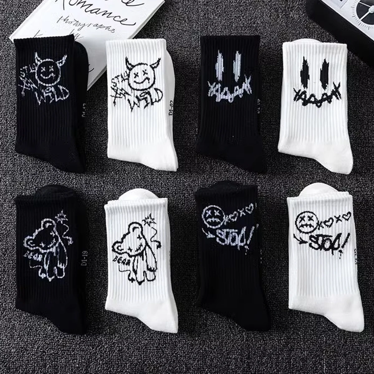 5pairs Men\'s Black And White Letter Cartoon Bear Trendy And Versatile Mid-Calf Sweat-Absorbent Crew Socks