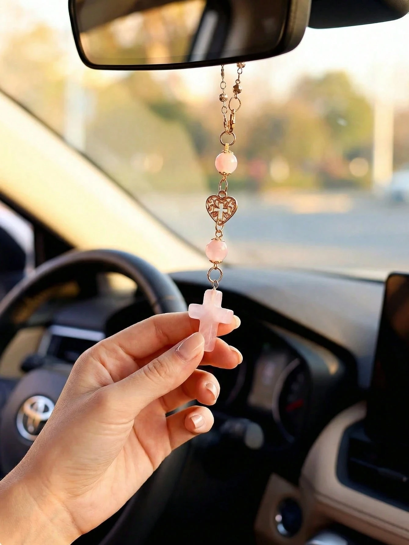 Natural Crystal Cross Car Rearview Mirror Decoration, Heart-Shaped Cross Pendant, Holiday Gift for Women
