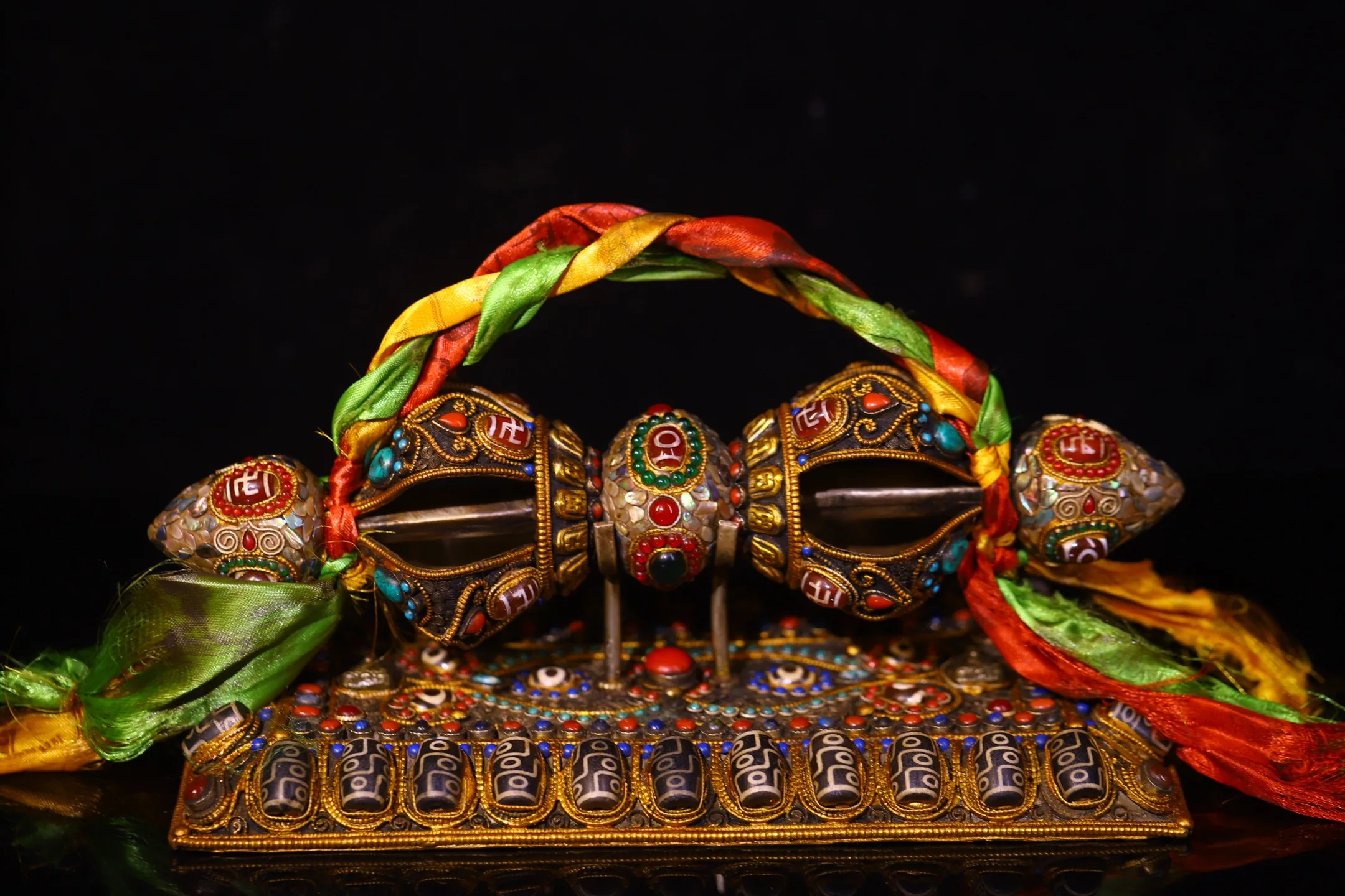 

Натуральный кристалл, тибетское серебро, позолоченная филигранная мозаика, драгоценный камень, бусины gZi, пять акций, ваджра, база, амулет, дехрам, зал поклонения