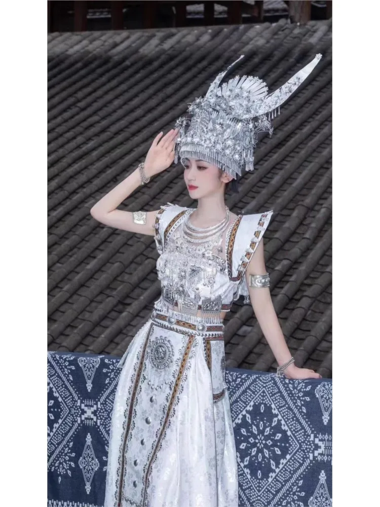 A complete set of new ethnic-style travel photography clothing including white shoulder pad dress horn hat and collar
