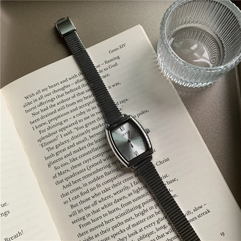 2026 Tonneau For Ladies’ Watch Tonneau Shape Golden Bamboo Strap Quartz Watch Hand Wrist Watch Dress Wristwatch Popular Design