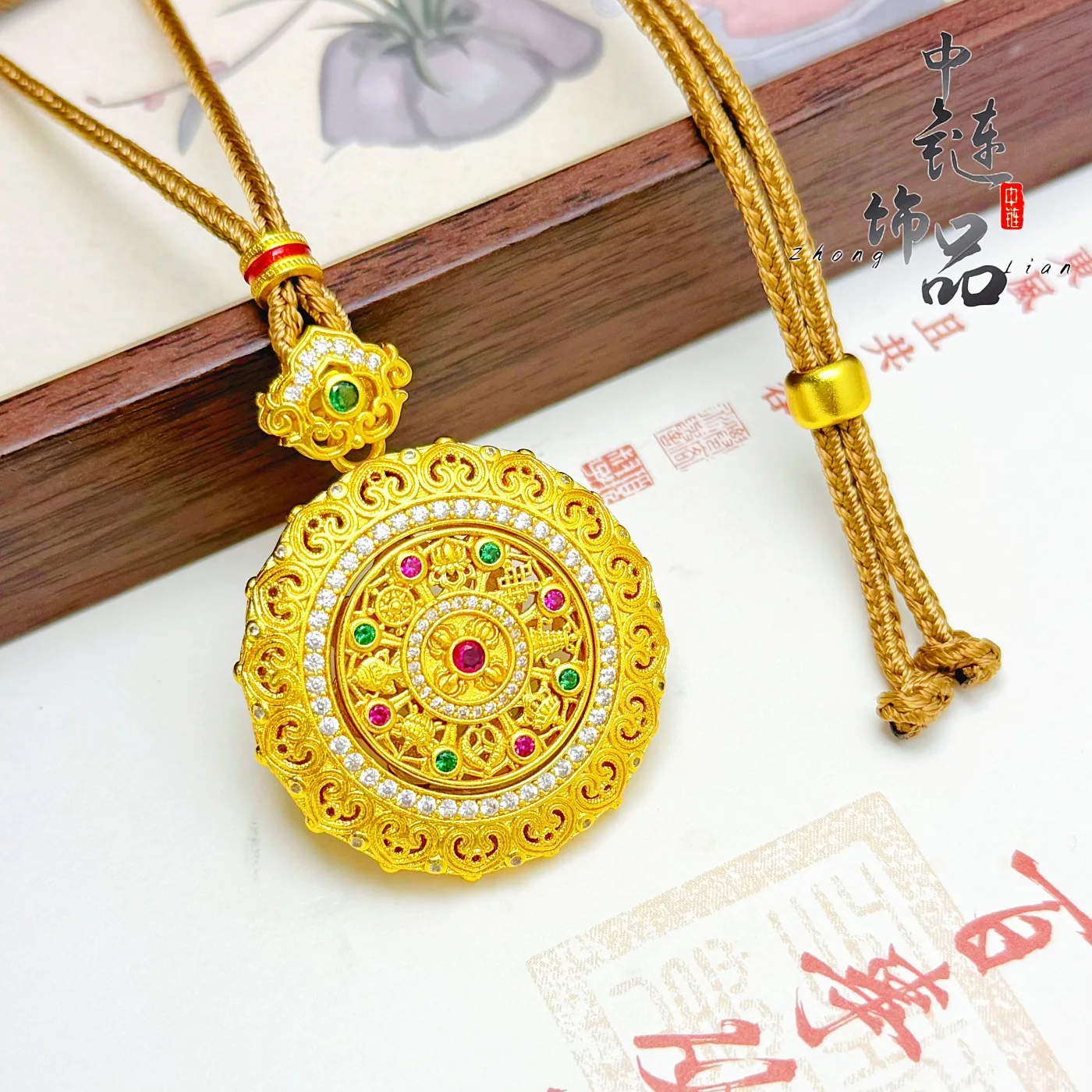9999 gold diamond-encrusted rotating eight-symbol compass pendant; New Chinese-style hollow filigree compass pendant