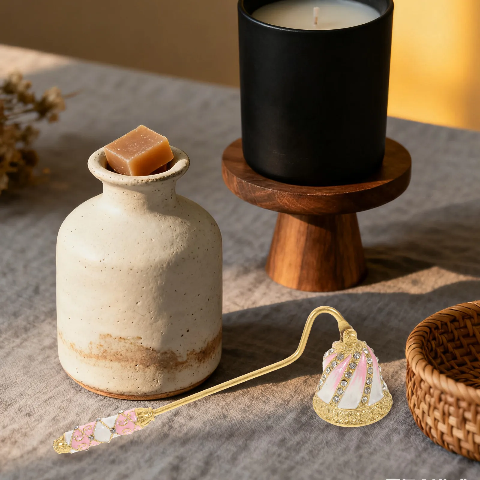 

Винтажный металлический гаситель пламени в стиле ретро с длинной ручкой и стразами для чайных свечей, свечей в банках и столбчатых свечей