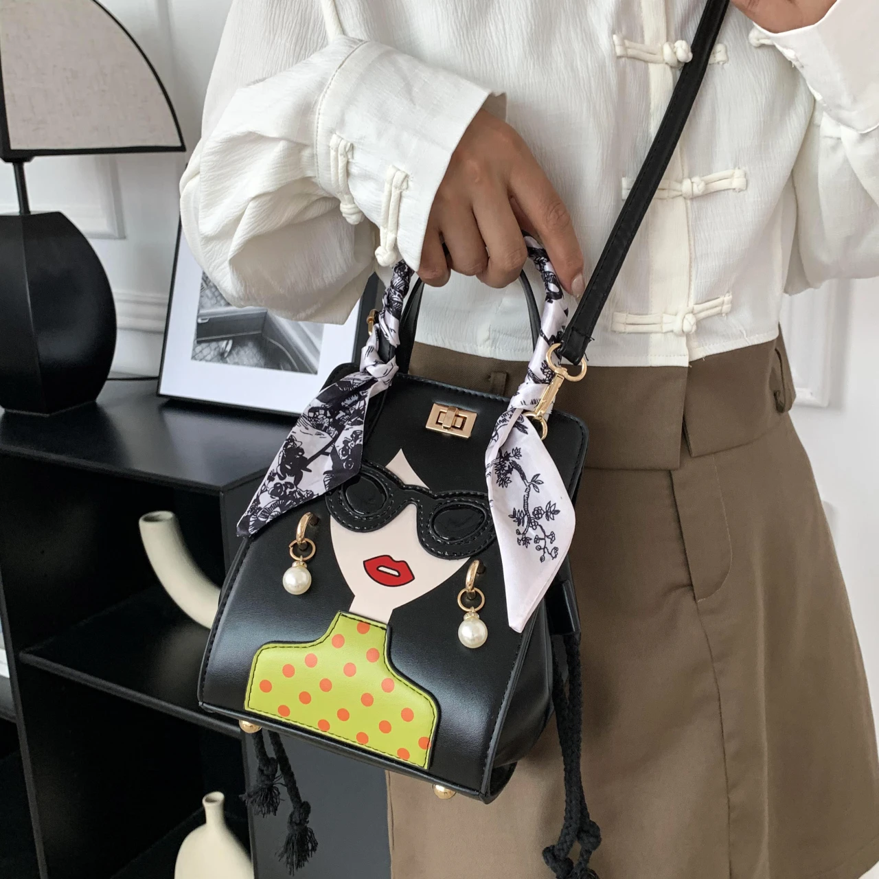 Marken-Umhängetaschen für Damen, hochwertiges PU-Leder, Cartoon-Mädchen-Brillen-Umhängetasche, modische Geldbörsen und Handtaschen, Designer-Tasche – Detail 4