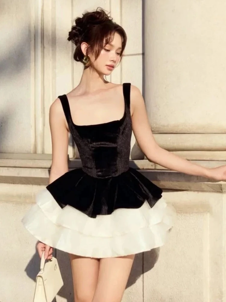 Sexy cinta de espaguete pescoço quadrado babados mini vestido feminino veludo preto sem mangas rendas em camadas a linha vestidos festa à noite