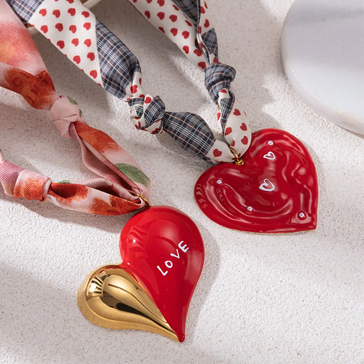 بيان قلادة كبيرة على شكل قلب وشاح حريري للنساء من الفولاذ المقاوم للصدأ هدية مجوهرات حمراء بالتنقيط بالزيت