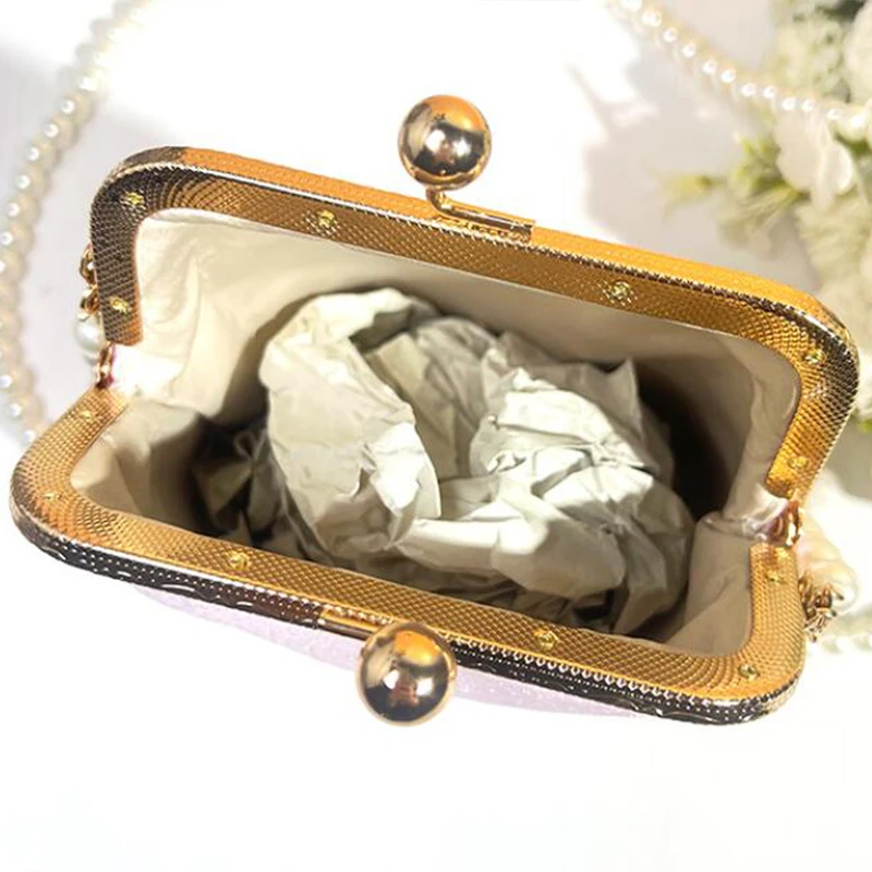 Torebka damska w stylu vintage z uchwytem górnym, klasyczna czekoladowo-brązowa torba crossbody z łańcuszkiem, frędzlami i ozdobnymi chwostami.