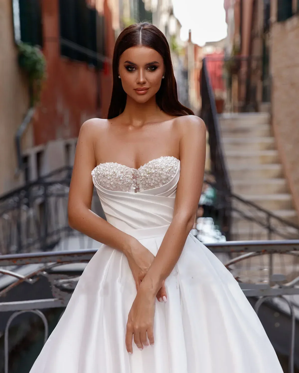 Abito da sposa elegante senza spalline con scollo a cuore Abito da sposa principessa in raso con perle scintillanti Personalizzazione dell'abito da sposa a trapezio