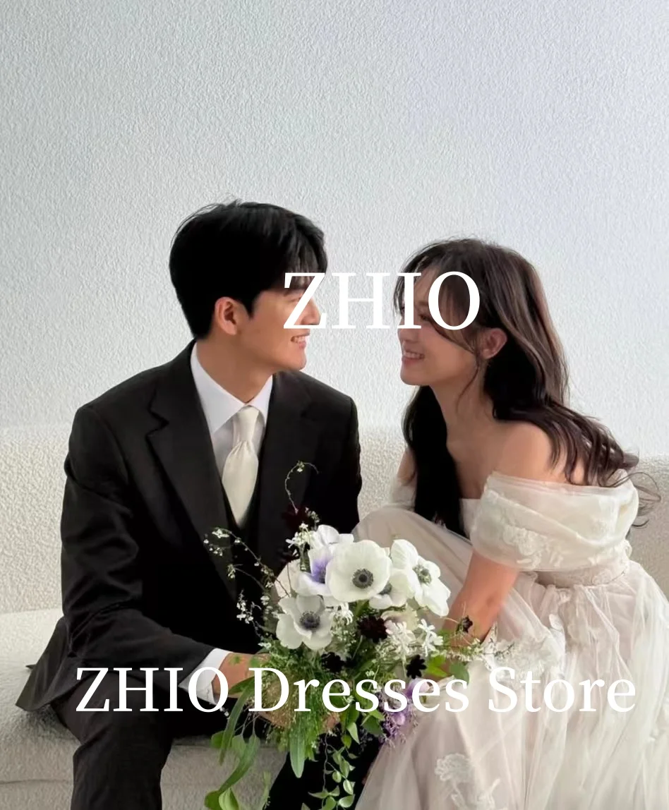 ZHIO Prinzessin Applikationen Schulterfreies Hochzeitskleid Weißer Tüll Drapierter Sweep Zug Korea Fotoshooting Brautkleid Maßgeschneidert