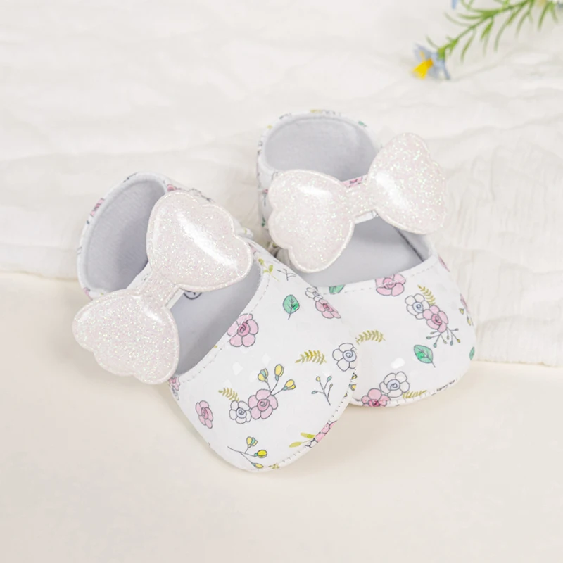 أحذية الأميرة اللطيفة للفتيات الصغيرات من جلد البولي يوريثان مطبوع عليها زهور أحذية مشاية أولى غير قابلة للانزلاق أحذية نعل ناعم للرضع