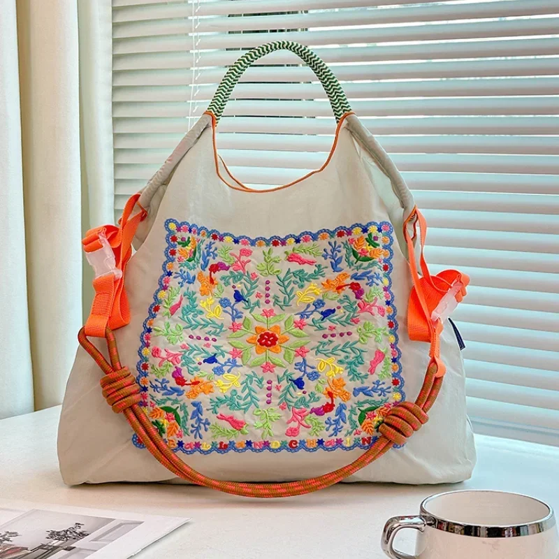 1 Stück neue böhmische, mit Blumen bestickte Umhängetasche, faltbare Tasche mit großem Fassungsvermögen, geeignet für Reisen, Einkäufe, Urlaubsgeschenke. – Detail 3