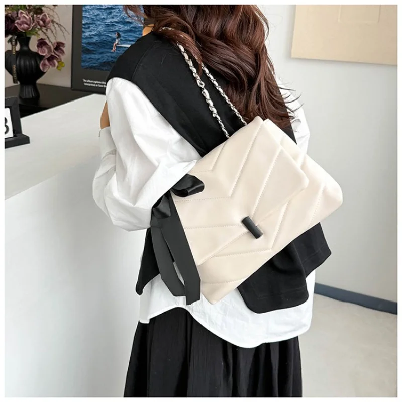 

Luxury Women's Tote Bag Made Of Fine Leather Boasting Famous Designer Inspired And Casual Vintage Commuter Style​