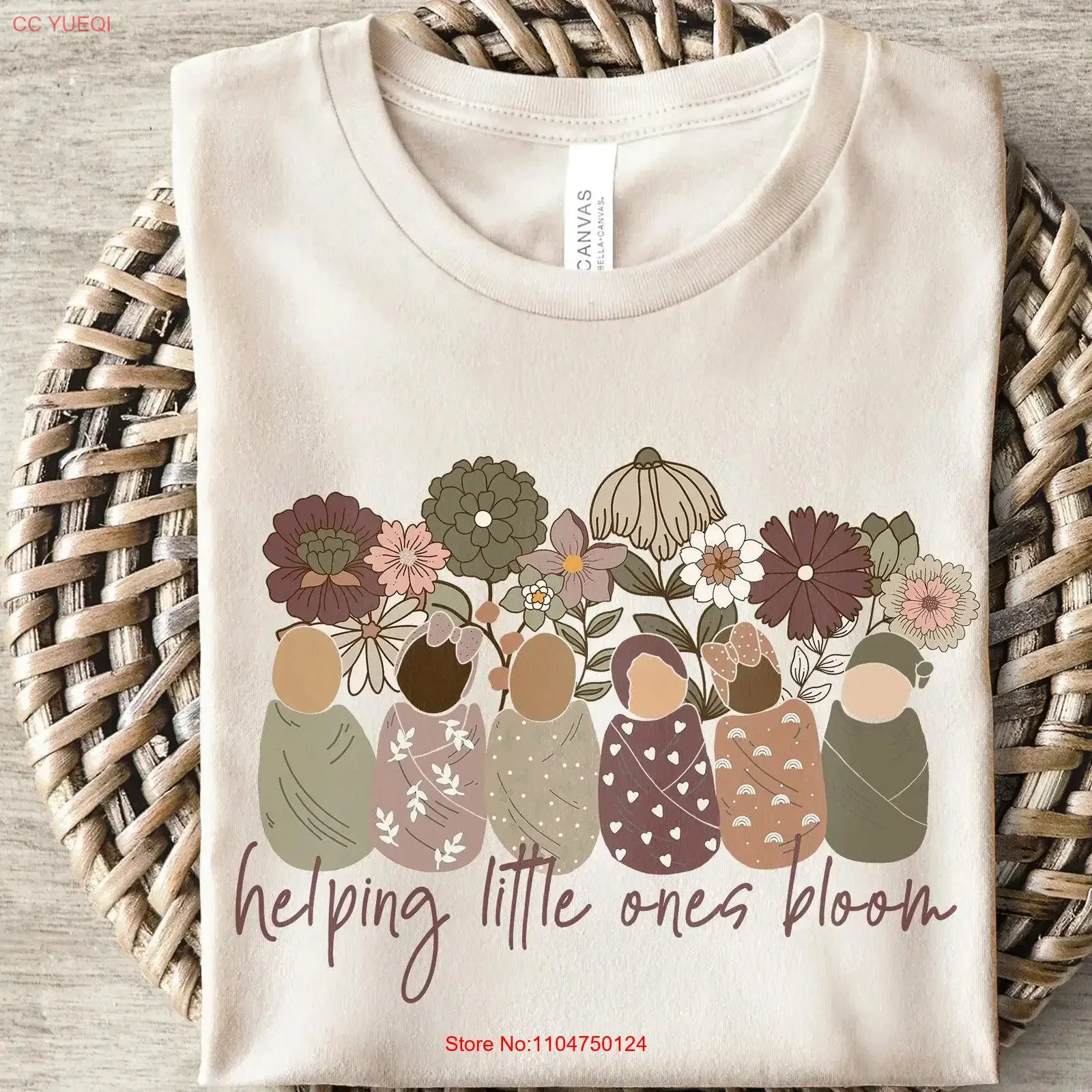 Camiseta de Enfermera 'Helping Little Ones Bloom' con Diseño de Flor Silvestre, Estilo Boho, para Enfermeras, Recién Nacidos, Cuidado del Bebé, NICU, L D, Maternidad, Bebé, OBGYN, Vintage