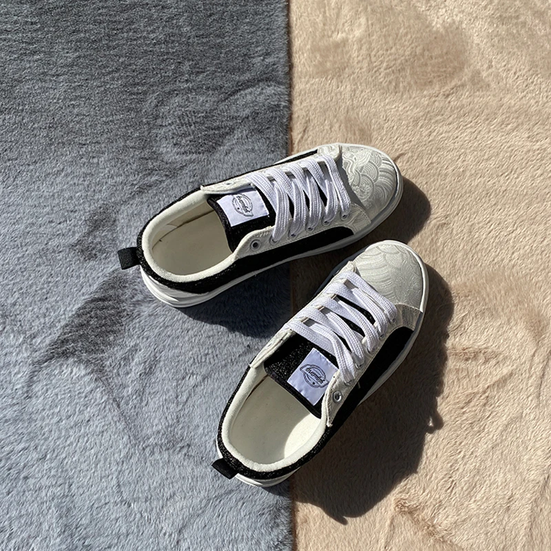 Black and white corrugated embroidered canvas shoes thick soled soft soled comfortable shoes China-Chic style breathable