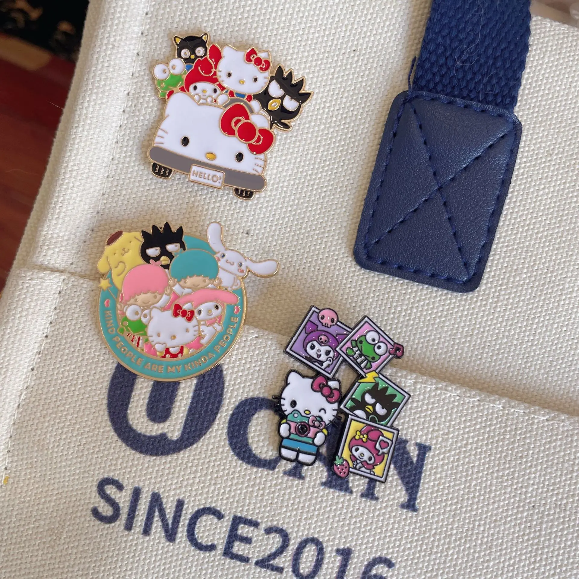 دبابيس معدنية لطيفة على طراز الرسوم المتحركة الأكثر مبيعًا مع تصميمات شارة رائعة مثالية لتزيين الملابس اليومية