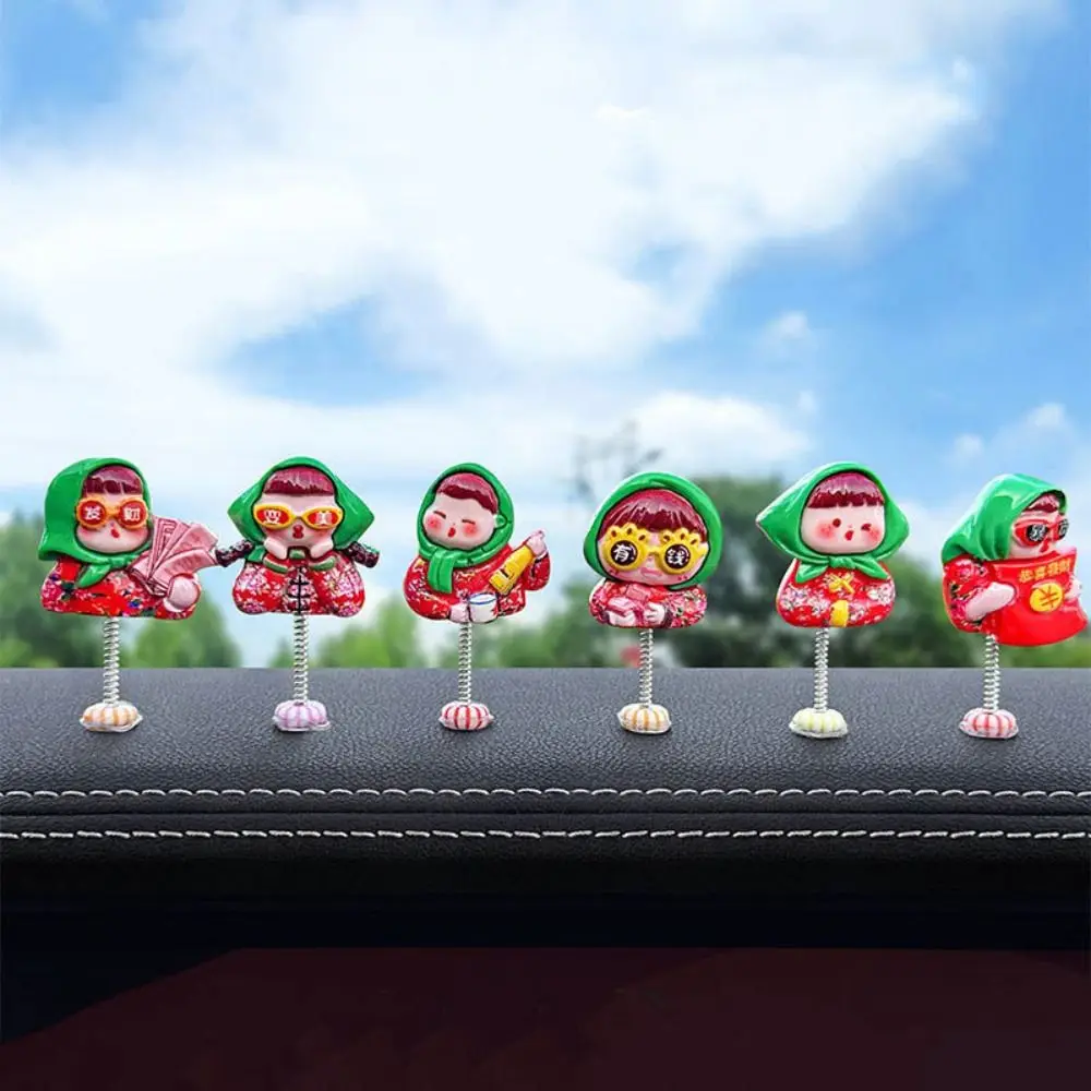 Cartoon Hars Dorp Meisje Beeldjes Schudden Rode Auto Ornamenten Mini Auto Interieur Decoratie Cadeau
