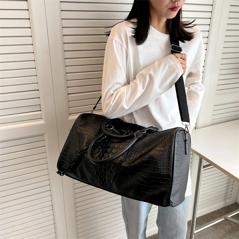 Large Capacity Pu Leather Tote with Thick Chain Shoulder Bag Women Travel Bags Females Luxury Handbags Designer Sac A Main Femme