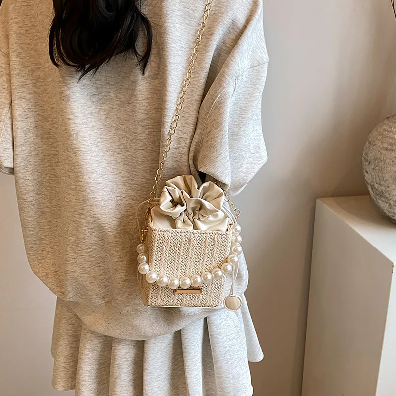 2024 New Fashion Pearl Chain Woven coulisse borsa quadrata piccola a spalla singola inclinata da donna, borsa a tracolla da donna