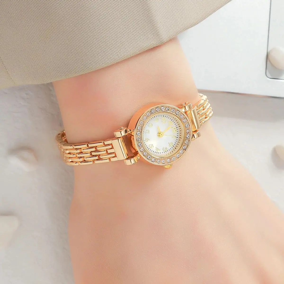 Simple And Fashionable Women\'s Quartz Watch With Rhinestones