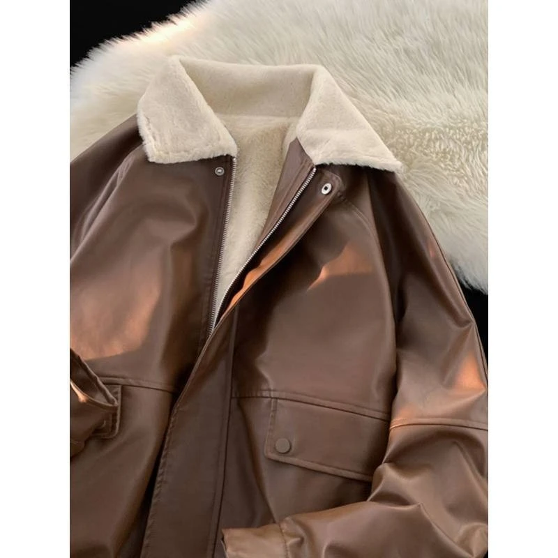 여성용 겨울 벨벳 두꺼운 PU 가죽 재킷 여성 스트리트웨어 루즈 라펠 모터사이클 재킷 레트로 스플라이스 포켓 따뜻한 코트