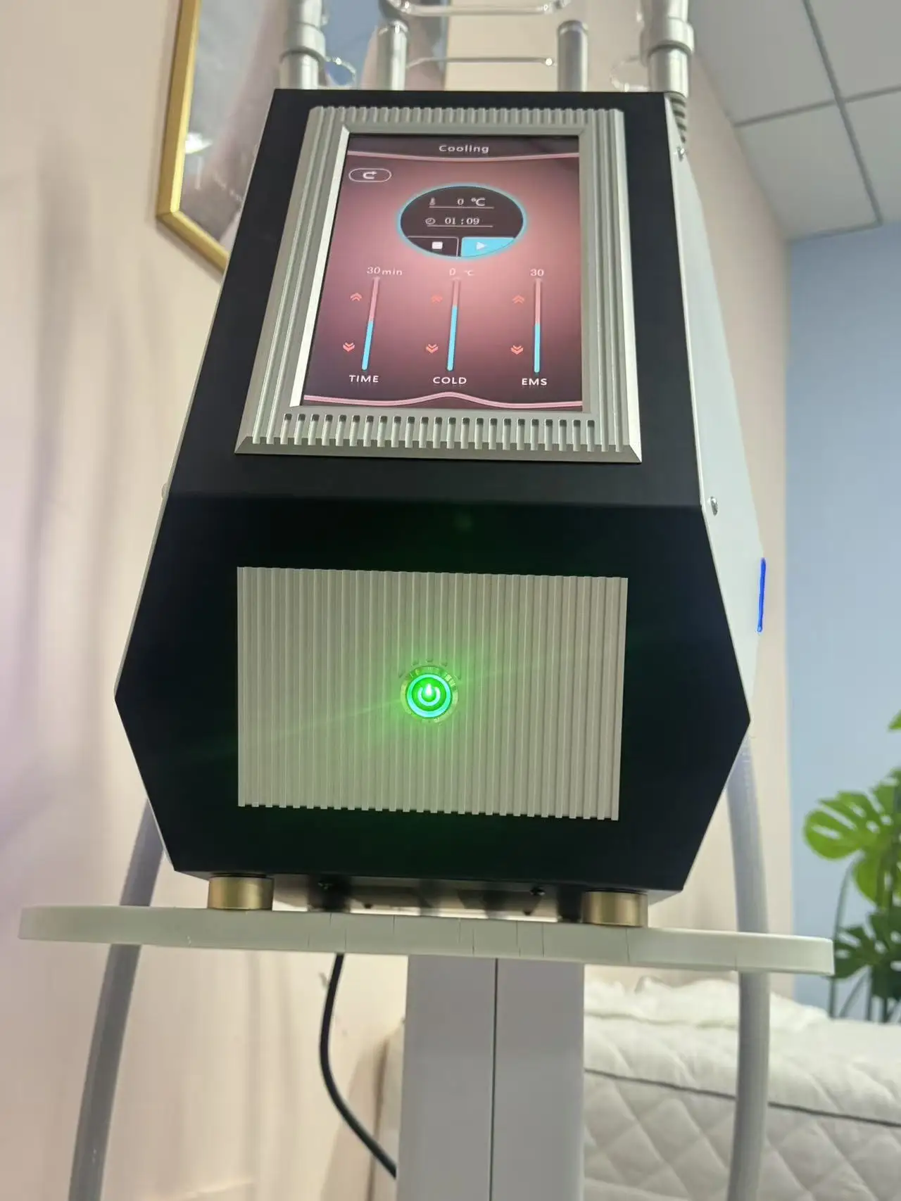 

Профессиональное двухтемпературное устройство для контурирования кожи Портативное оборудование для укрепления тела Сертифицированное CE Неинвазивная технология охлаждения