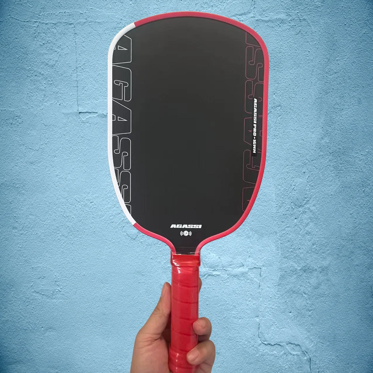 

Agassi pickleball paddle, a professional paddle made of US-certified carbon fiber, provides stable ball handling.