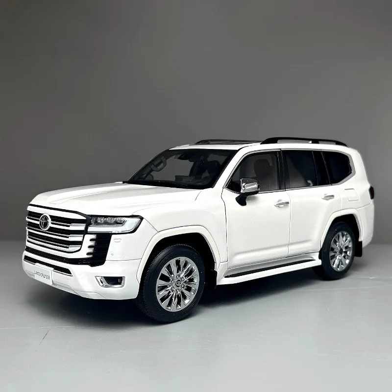 LCD-Druckguss-Modellautos aus Toyota-Legierung im Maßstab 1:18, Toyota Land Cruiser LC300-ZX, weißes Spiel mit dem Geschenk, Originalverpackung mit Spielzeugautos
