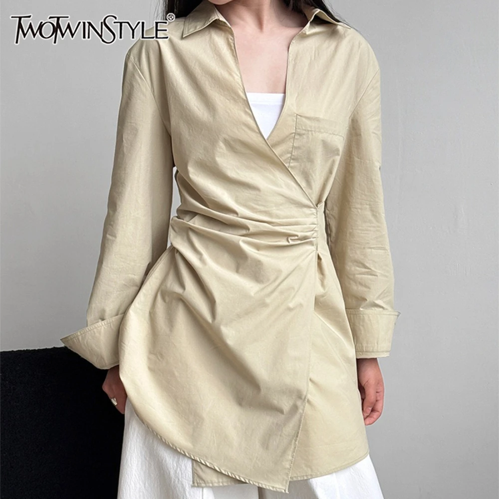 

TWOTWINSTYLE Khakl, темпераментная рубашка со сращенными складками, женские рубашки с v-образным вырезом и длинными рукавами, нестандартный дизайн, осенняя мода, новинка
